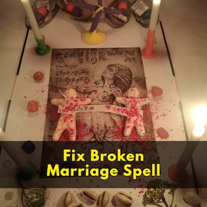 Könnte beinhalten: Arrangement für einen Ehezauber, mit Kerzen, Figuren und einem gedruckten Bild. Der Text "Fix Broken Marriage Spell" wird unten angezeigt. Die Szene wird von den Kerzen beleuchtet.