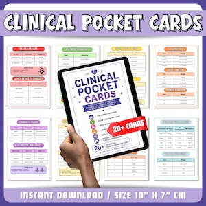 Può includere: Un set di schede cliniche tascabili con tabelle di riferimento medico per infermieri e operatori sanitari. Le schede includono tabelle per dispositivi a ossigeno, elettroliti e parametri vitali, con una scheda di copertina con scritto Clinical Pocket Cards.