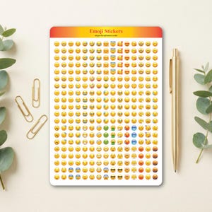 Könnte beinhalten: Ein Stickerbogen mit verschiedenen gelben Emoji-Gesichtern, die unterschiedliche Emotionen ausdrücken. Der Bogen hat eine Kopfzeile mit dem Text "Emoji Stickers" und einer Website-Adresse. Goldene Büroklammern und ein goldener Stift sind ebenfalls im Bild zu sehen.