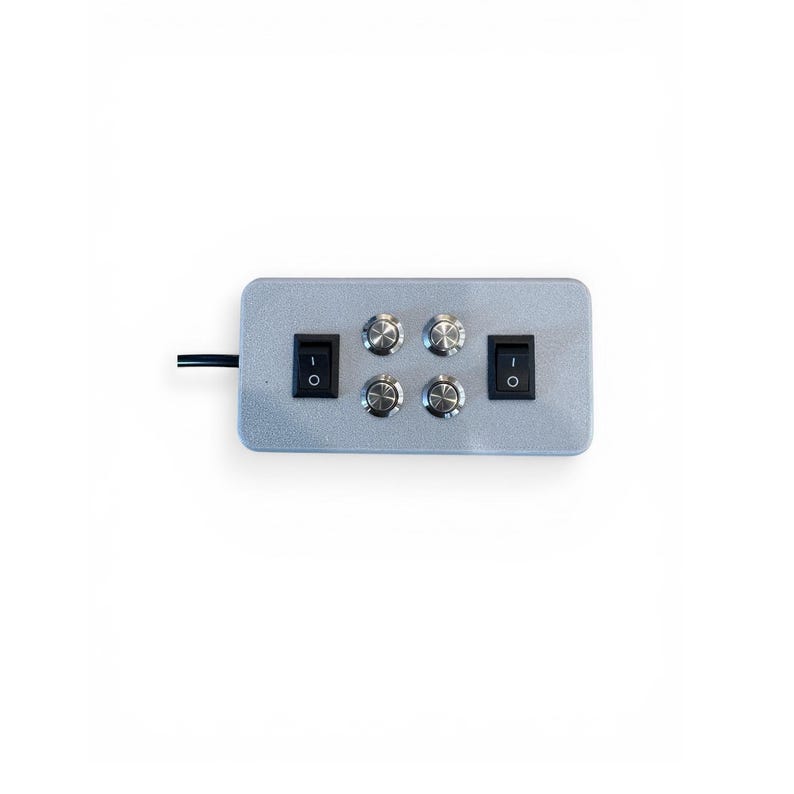 Puede incluir: Un panel de control rectangular plateado con dos interruptores de encendido/apagado negros y cuatro perillas giratorias plateadas. Un cable negro se extiende desde el lado izquierdo. El panel est&aacute; sobre un fondo blanco.