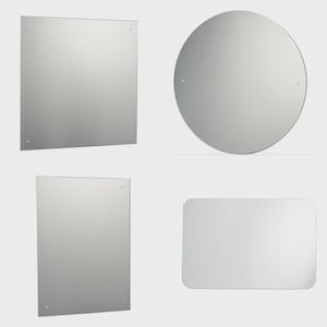 Puede incluir: Cuatro espejos de diferentes formas: un cuadrado, un círculo, un rectángulo y un rectángulo redondeado. Cada espejo tiene una superficie reflectante y está montado con pequeños herrajes visibles. Los espejos se muestran sobre un fondo neutro.