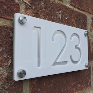 Números de casa modernos, aluminio con acrílico blanco - dirección de casa contemporánea - placa de señalización - número de puerta