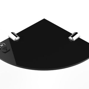 Puede incluir: Estante de esquina de vidrio negro con dos soportes de montaje plateados. El estante tiene un borde frontal curvo y un logotipo en la esquina. Diseñado para encajar en una esquina, probablemente para baño o cocina.