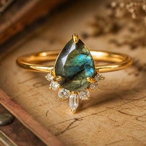 Anello a goccia in oro massiccio 14 carati con labradorite, pietra preziosa naturale di labradorite a forma di pera, anello di fidanzamento impilabile, anello unico con labradorite a forma di corona