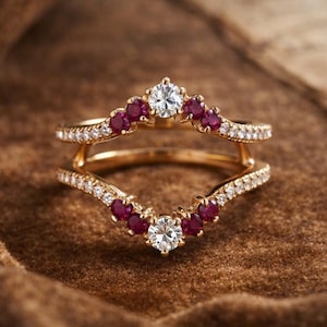 Puede incluir: Un juego de tres tazas de cerámica con acabado mate moteado. Las tazas son de color crema, gris claro y gris oscuro. Cada taza tiene un diseño simple y minimalista.