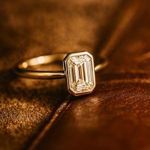 Bague solitaire en moissanite taille émeraude 2,5 carats, bague de fiançailles en or jaune 14 carats, serti clos, bague tendance, cadeau pour elle, bague d&#39;anniversaire