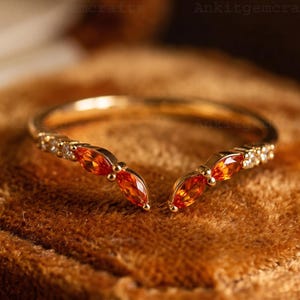 マーキスカットガーネットの結婚指輪、ユニークなイエローゴールドのダイヤモンドカーブエンゲージリング、ヴィンテージアールデコブライダルオープンスタッキングプロミスリング