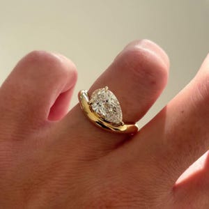 East West Pear Cut Moissanite Engagement Ring, 2.0 CT Solitaire Diamond Ring, 18K Solid Gold Wedding Ring, Anniversary Gift, Ring for Women