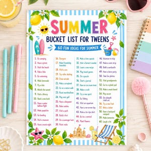 Könnte beinhalten: Ein rechteckiger Papierdruck mit dem Titel Summer Bucket List for Tweens, der 60 nummerierte Aktivitäten auflistet. Das Design zeigt blaue und weiße vertikale Streifen, gelbe Zitronen, grüne Blätter, eine Sonne mit Sonnenbrille, Surfbretter und einen Strandstuhl.