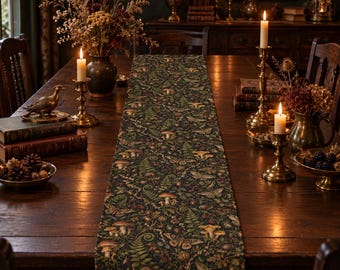 Dunkler Tischläufer im Goblincore-Stil, Vintage-Dekor mit Pilz- und Mottenmotiven, stimmungsvolle Tischwäsche im Wald-Look, Esszimmerdeko im Cottagecore-Stil