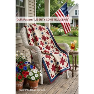 Może przedstawiać: Czerwono-biało-niebieska kołdra z wzorem gwiazd jest narzucona na wiklinowy fotel. Kołdra ma duże czerwone gwiazdy i mniejsze niebieskie gwiazdy na kremowym tle. Widoczny jest tekst "Quilt Pattern 'LIBERTY CONSTELLATION'".