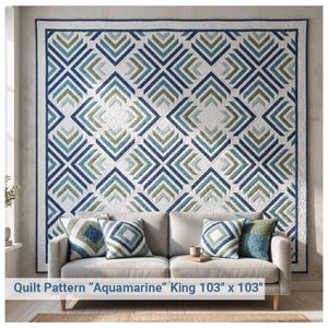 Peut inclure: Une grande courtepointe carrée présentant le motif Aquamarine dans des tons bleu marine, bleu clair et vert sauge avec des motifs géométriques blancs en chevron et en losange. La courtepointe mesure 261,6 cm sur 261,6 cm derrière un canapé gris.
