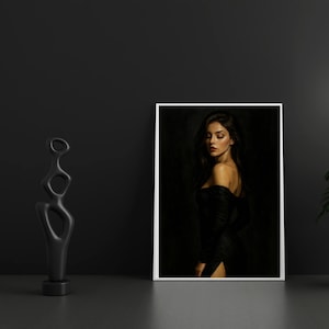 Elegante Frau im schwarzen Kleid | Weibliche Porträt Wandkunst | Dunkles ästhetisches druckbares Poster | Fine Art für Schlafzimmer oder Studio