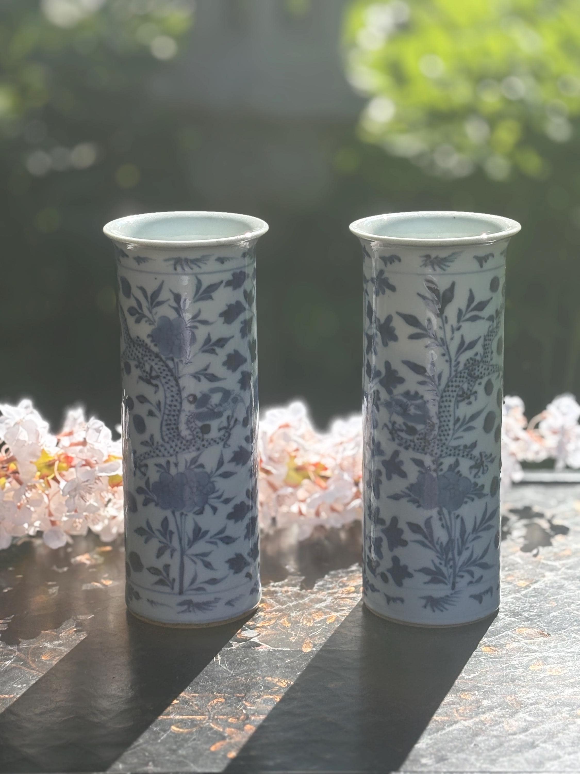 龍のモチーフが描かれた中国磁器の青と白の袖付き花瓶 - Etsy 日本