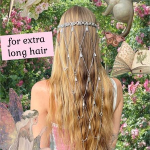 Puede incluir: Un accesorio para el cabello de metal plateado con un diseño de red de cadenas delicadas que cae sobre la parte posterior de la cabeza. La pieza incluye pequeños anillos circulares y detalles en forma de lágrima. El texto dice: for extra long hair.