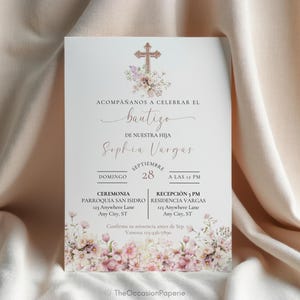 Puede incluir: Una invitación de bautizo con un diseño floral. La invitación presenta una cruz y flores en la parte superior, con texto en una fuente de escritura. La invitación incluye el nombre "Sophia Vargas" y los detalles del evento.