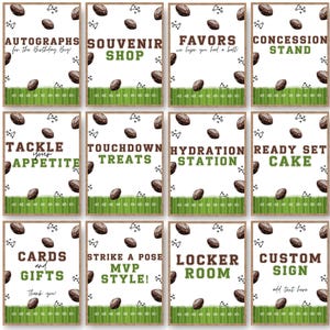Può includere: Una collezione di cartelli per feste a tema calcio con frasi come "Autografi", "Negozio di souvenir" e "Favori". Ogni cartello presenta una grafica di football americano e una combinazione di colori verde e marrone.