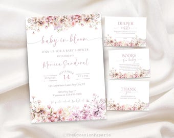Puede incluir: Juego de invitaciones para baby shower con detalles florales. La invitación principal dice "baby in bloom" e incluye detalles del evento. Las tarjetas adicionales incluyen "Diaper Raffle", "Books for Baby" y "Thank You".