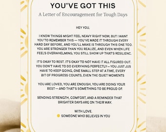 以下が含まれることがあります： 「YOU'VE GOT THIS」の文字が金色のフレームに収められた、木のスライスの上に置かれたモチベーションカード。困難な日のための励ましのメッセージが書かれており、黄色の太陽のデザインが施されています。