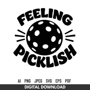 Può includere: Design grafico in bianco e nero con una pallina da pickleball e la scritta "FEELING PICKLISH" in un font giocoso. La pallina da pickleball ha cerchi bianchi. Download digitale.