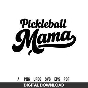 Può includere: Design grafico in bianco e nero con le parole "Pickleball Mama" in un carattere retrò audace. Sotto il testo sono presenti le opzioni di formato file: AI, PNG, JPEG, SVG, EPS e PDF. Le parole "DOWNLOAD DIGITALE" sono in basso.