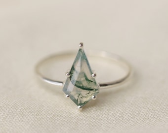12x7 Kite Moss Agate Solitaire Ring