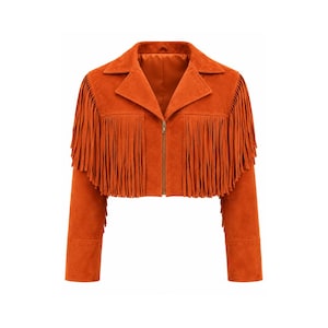 Puede incluir: Una chaqueta corta de color naranja quemado vibrante, con largos flecos en el pecho, los hombros y las mangas. La chaqueta presenta un cuello clásico, un cierre de cremallera central de metal y mangas largas con flecos a juego.
