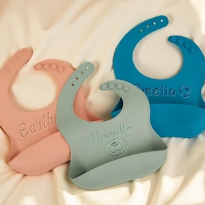 Personalized Silicone Baby Bib – Custom Engraved Toddler Bib – Baby Shower Gift – First Birthday Bib – Mess-Free Bib for New Moms