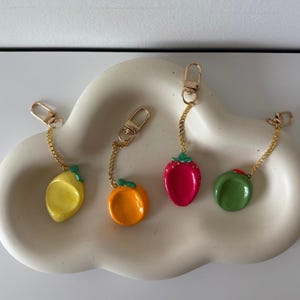 Llaveros de piedra de preocupación de limón, naranja, fresa y aceituna / Juguete antiestrés de arcilla polimérica brillante / Hecho a mano / Pin y guijarro