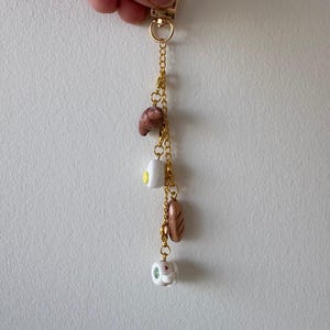 Porte-clés à breloque brunch parisien | Pâte polymère faite main | breloques de café à collectionner | Joli cadeau pour elle | Épingle et galet