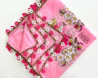 Sciarpa floreale rosa Eripek con bordo Oya all'uncinetto – Grande foulard turco in garza