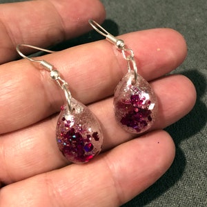 Pink resin earrings with glitter