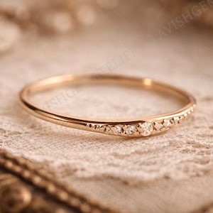 Stapelring i silver med moissanit | Minimalistisk ring med moissanitsten | Elegant sterlingsilverband i 925 silver | Vigselring | Present till henne