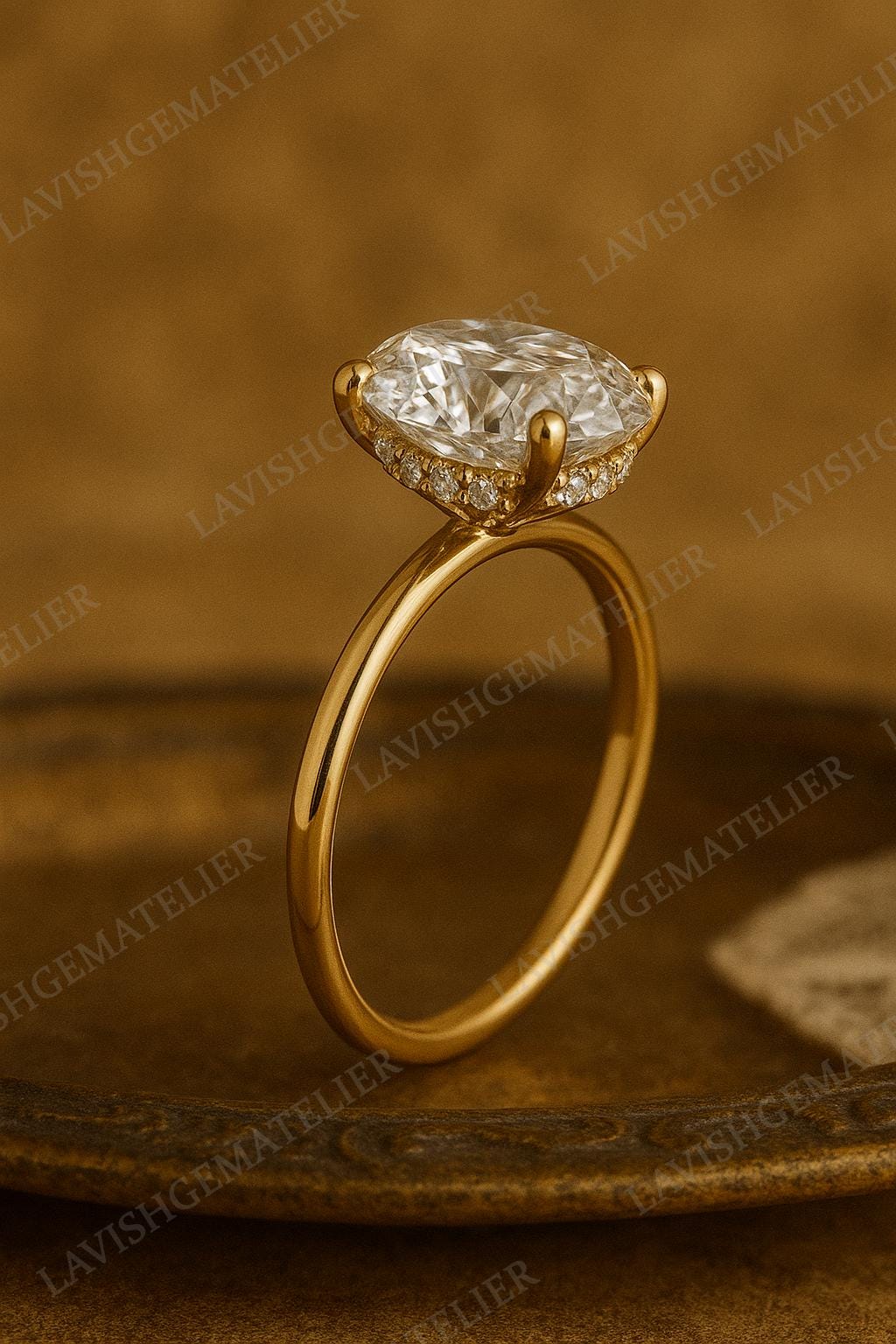 Anello di fidanzamento con alone rotondo in oro massiccio