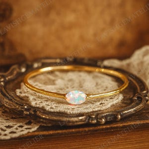 Bague opale taille marquise en or jaune 14 carats solitaire délicat pierre de naissance octobre bague empilable minimaliste promesse bijoux cadeau d'anniversaire pour elle