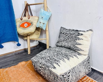 Pouf marocain artisanal en laine ,Beni Ourain, coussin carré Azila, boho pouf