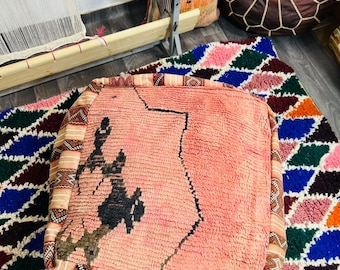 Ręcznie robiony marokański pokrowiec na pufę – terakotowa podłoga kwadratowa – berberyjski kilim