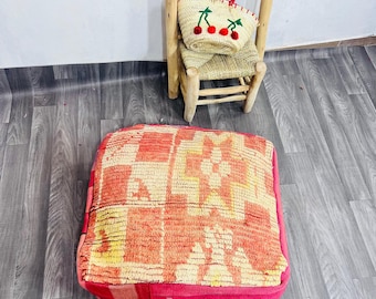 Handgemachter marokkanischer Pouf: Vintage Berber Woll-Ottoman