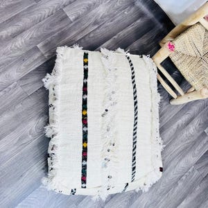 Puede incluir: Un letrero de madera rústica con el texto "Welcome to our home" en letras blancas. El letrero presenta un acabado envejecido y un diseño simple y acogedor, perfecto para la entrada.