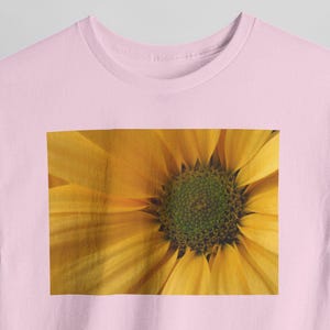 Sonnenblumen-T-Shirt mit Nahaufnahme, gelbes T-Shirt mit Naturblumenmotiv Bild 1