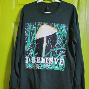 Mushroom Long Sleeve Shirt, 90s Style UFO Nature Graphic Tee, "I Believe (in Mushrooms)" zdjęcie 1
