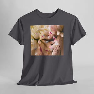 Camiseta con estampado floral y motas de color. Charcoal