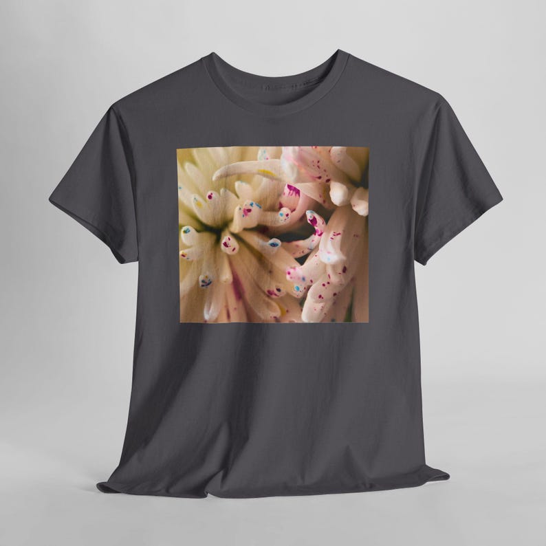 Camiseta con estampado floral y motas de color. Charcoal