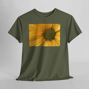 Sonnenblumen-T-Shirt mit Nahaufnahme, gelbes T-Shirt mit Naturblumenmotiv Military Green