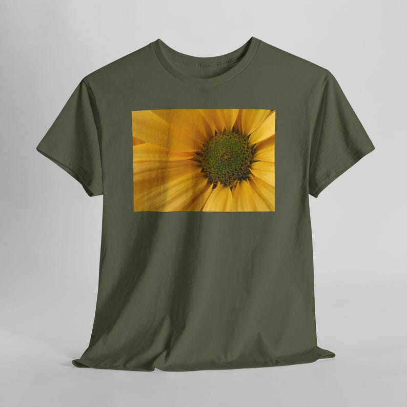 Sonnenblumen-T-Shirt mit Nahaufnahme, gelbes T-Shirt mit Naturblumenmotiv Military Green