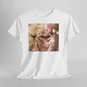 Camiseta con estampado floral y motas de color. White