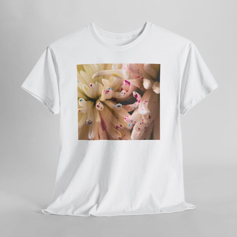 Camiseta con estampado floral y motas de color. White