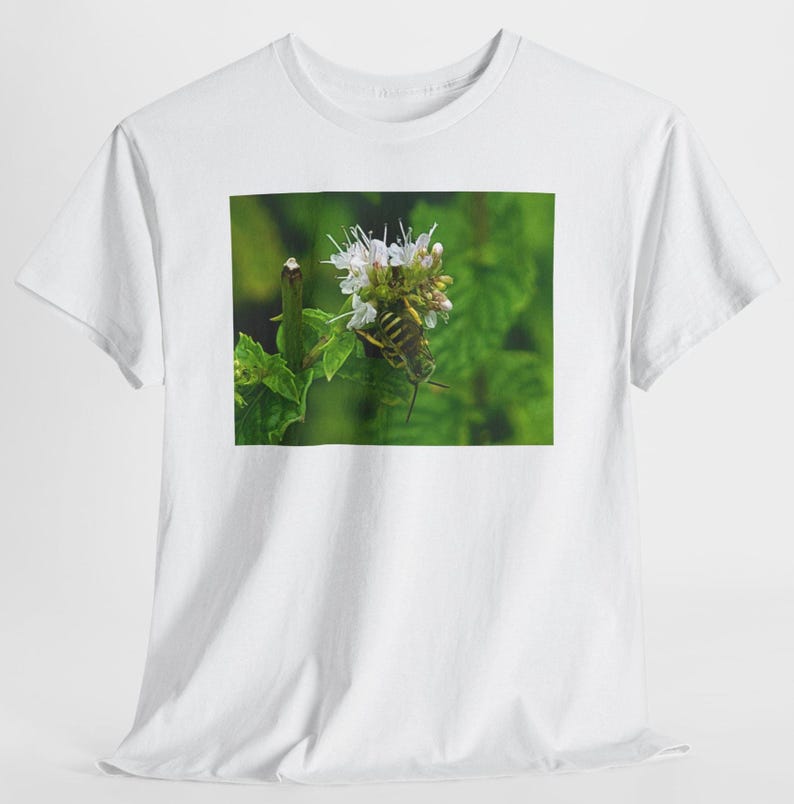 Maglietta fotografica Sweat Bee on Mint Flower – Maglietta per amanti della natura White