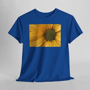 Sonnenblumen-T-Shirt mit Nahaufnahme, gelbes T-Shirt mit Naturblumenmotiv Royal