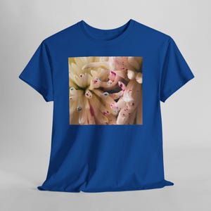 Camiseta con estampado floral y motas de color. Royal